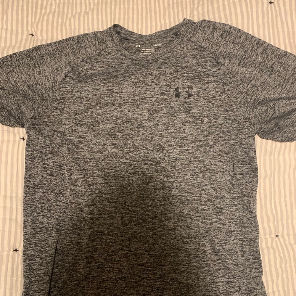 Under Armour heat gear tee like new